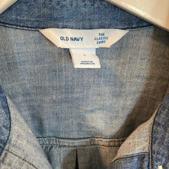 Old Navy The Classic Shirt Chambray Button Down Top Womens Large Preppy - Picture 3 of 5